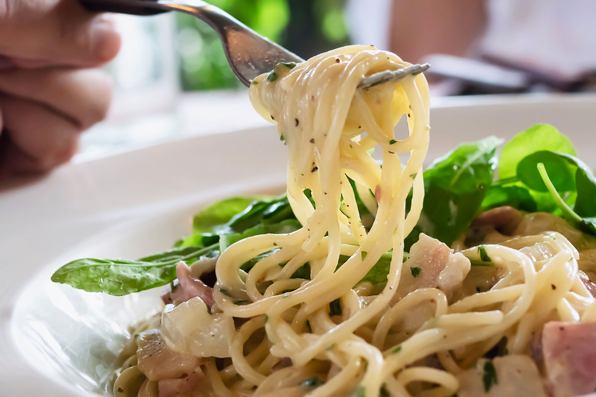LOS NUEVOS MODELOS DE TRABAJO CAMBIAN LOS HÁBITOS DE COMIDA DEL 63% DE LOS ESPAÑOLES